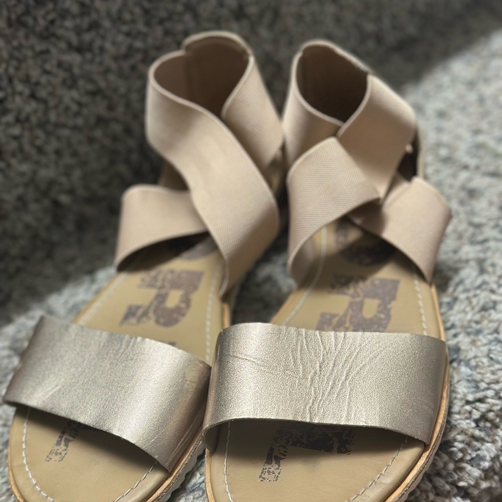 Sorel Tan Sandals Versatile Flat Design